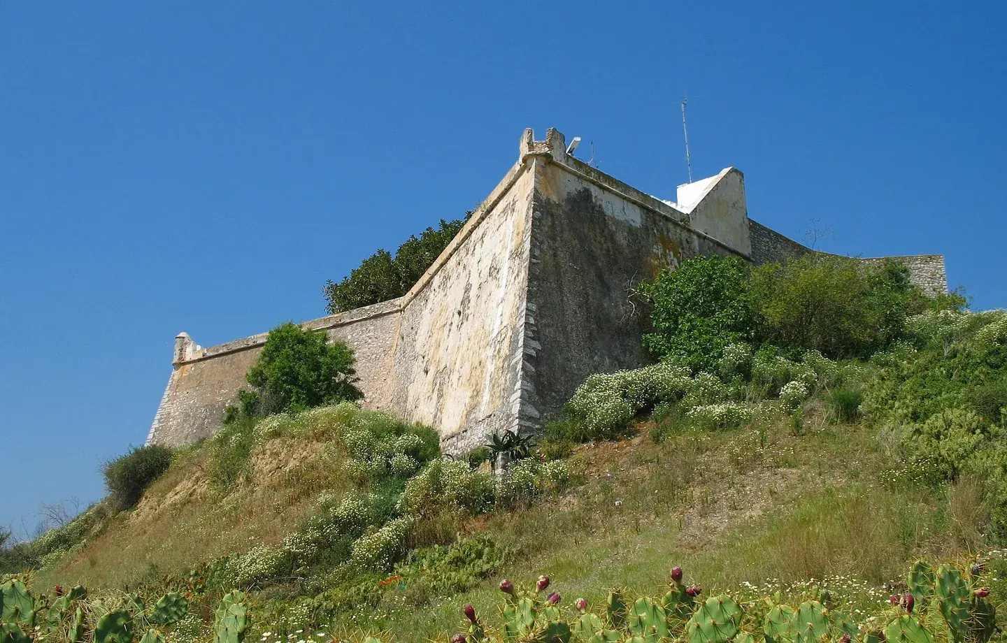 Het witte klifdorp Cacela Velha met zijn fort boven de Ria Formosa