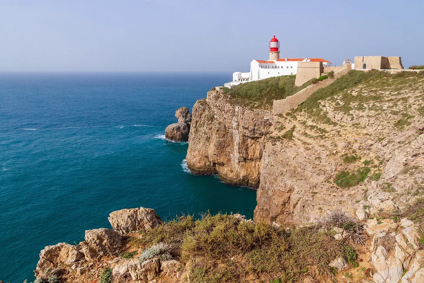 De vuurtoren van Cabo de São Vicente op de kale kaap boven de Atlantische Oceaan