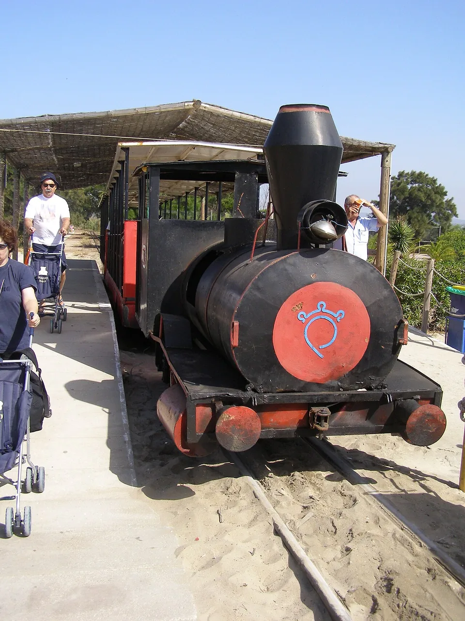 Het strandtreintje naar Praia do Barril rijdt door de lagune van de Ria Formosa